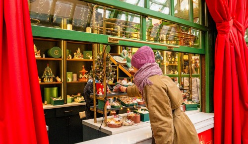 На Профсоюзной улице открылись праздничные торговые шале с авторскими сувенирами