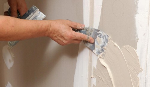 В ЮЗАО отремонтировали более 1800 подъездов