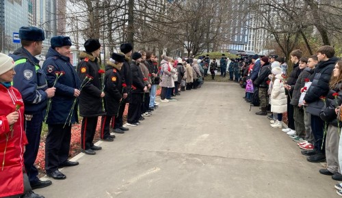 На юго-западе столицы сотрудники ГИБДД почтили память героев, оборонявших Москву 84 года назад
