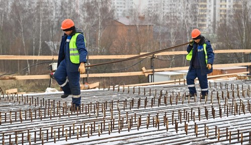 На трассе Солнцево — Бутово — Варшавское шоссе на 70% завершили строительство путепровода над путями МЦД-2