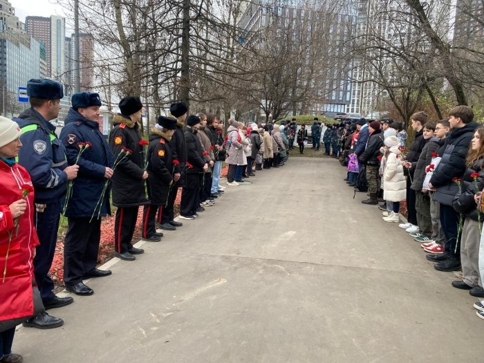 На юго-западе столицы сотрудники ГИБДД почтили память героев, оборонявших Москву 84 года назад