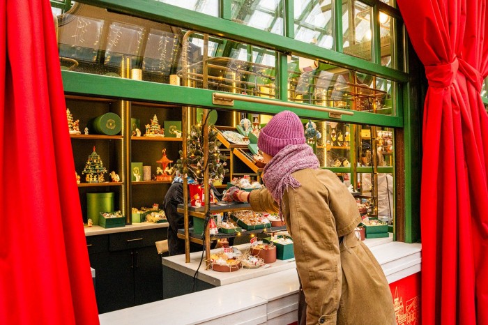 На Профсоюзной улице открылись праздничные торговые шале с авторскими сувенирами