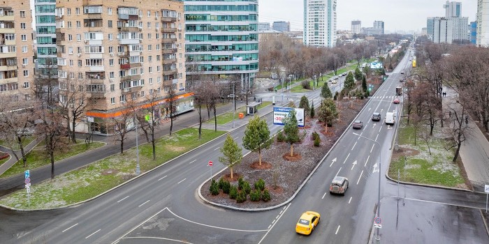 Собянин: Около 3,2 тыс. деревьев-крупномеров высадили на Профсоюзной улице