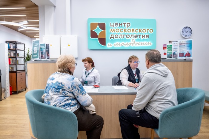 Понять зумера и не поссориться: московских пенсионеров учат языку молодежи