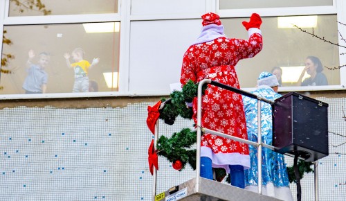 «Новогодний десант» департамента ЖКХ подарил праздник маленьким пациентам РДКБ