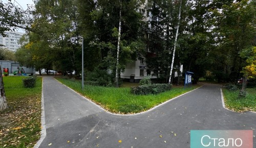 Во дворе на Севастопольском проспекте завершили благоустройство