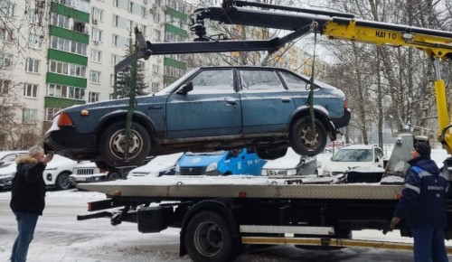 Три брошенных автомобиля вывезли со двора дома на Профсоюзной улице