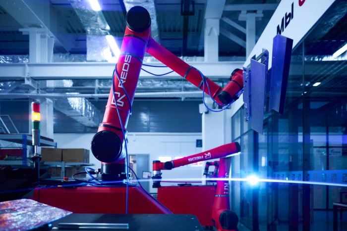 Сергей Собянин рассказал, какие профессии осваивают московские роботы