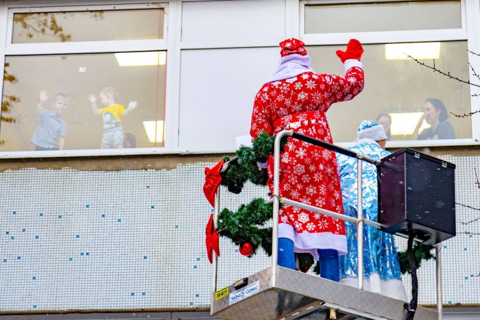 «Новогодний десант» департамента ЖКХ подарил праздник маленьким пациентам РДКБ
