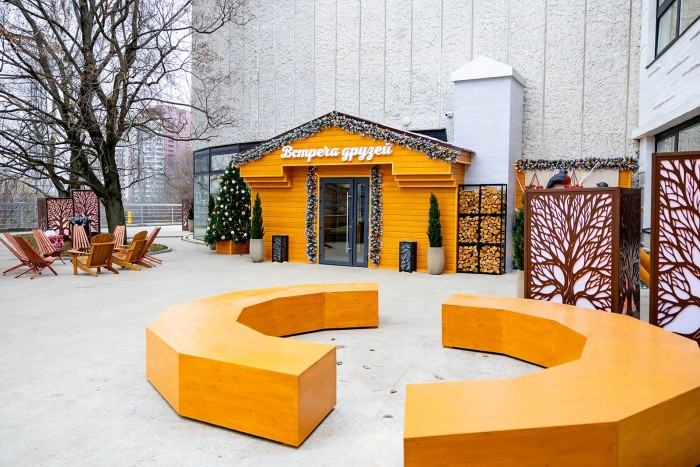 У Московского дворца пионеров открылась зимняя площадка с катком, ярмаркой и студенческим рестораном