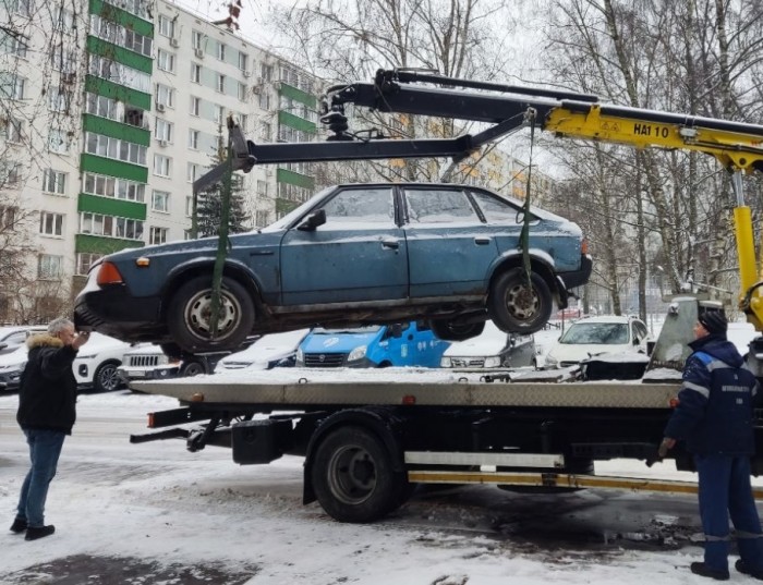 Три брошенных автомобиля вывезли со двора дома на Профсоюзной улице