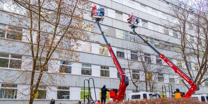 Юных пациентов РДКБ поздравил «Новогодний десант Дедов Морозов и Снегурочек»