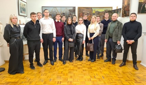 Молодые сотрудники УВД по ЮЗАО столицы посетили выставку «Русский детектив» в Студии художников им. В.В. Верещагина МВД России