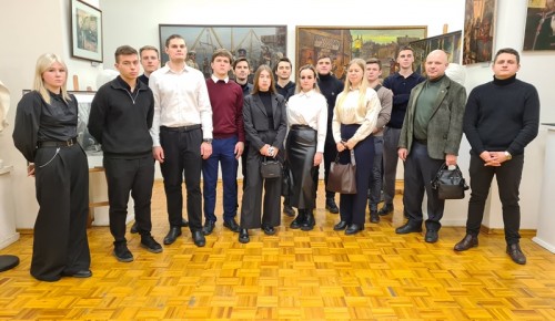 Молодые сотрудники УВД по ЮЗАО столицы посетили выставку «Русский детектив» в Студии художников им. В.В. Верещагина МВД России