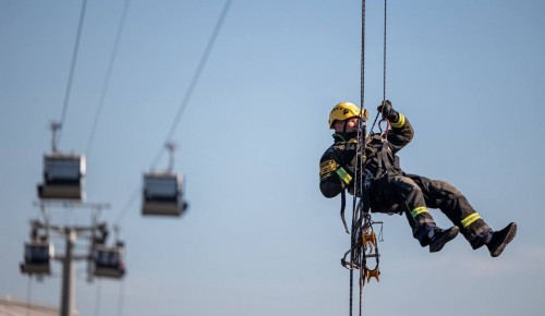 Спасатели столичного ПСЦ ежегодно проводят тренировки по отработке действий в случае возникновения нештатных ситуаций на канатной дороге
