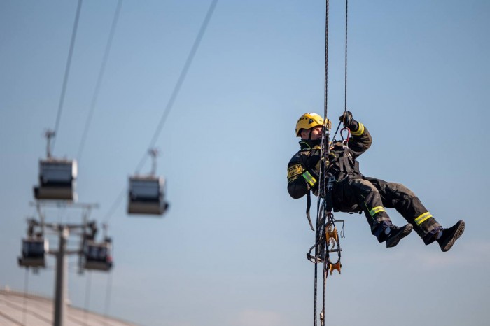 Спасатели столичного ПСЦ ежегодно проводят тренировки по отработке действий в случае возникновения нештатных ситуаций на канатной дороге