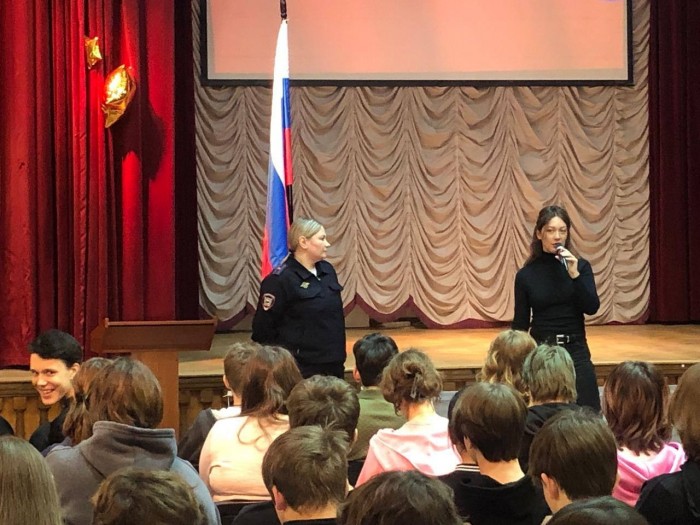 Сотрудники полиции УВД по ЮЗАО выступили в одной из школ района Коньково с лекцией по профилактике наркомании