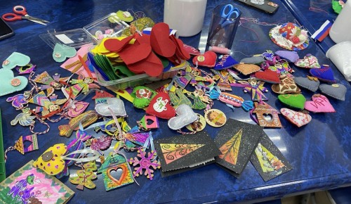 Письма с пожеланиями и подарки: как москвичи поздравляют бойцов на передовой с Новым годом