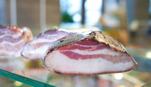 На ярмарке на бульваре Дмитрия Донского можно приобрести белорусское сало