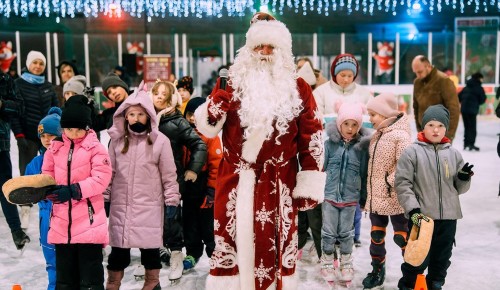 На юге Москвы дети участников СВО попали в новогоднюю сказку и получили подарки