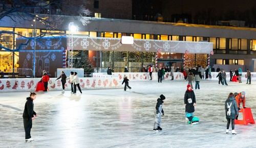 Москвичей приглашают на каток около дворца пионеров на Воробьёвых горах