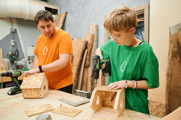 Защитить от метелей и снежных бурь: как помочь зимующим в столице птицам