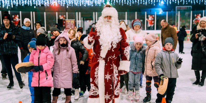 На юге Москвы дети участников СВО попали в новогоднюю сказку и получили подарки
