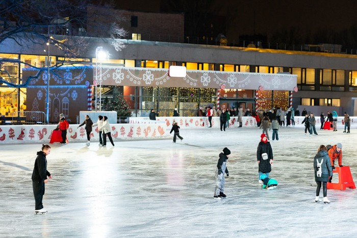 Москвичей приглашают на каток около дворца пионеров на Воробьёвых горах