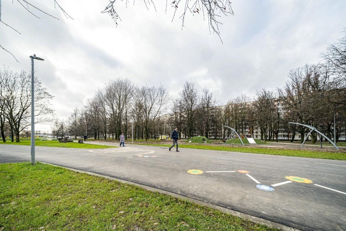 В Теплом Стане на асфальте появились классики и развивающие игры для детей