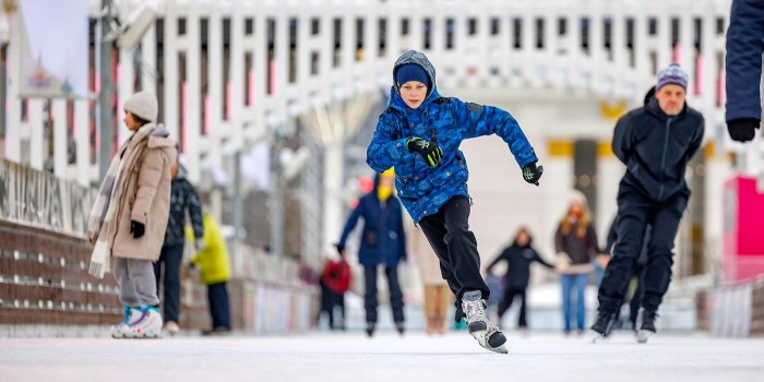На катке в парке «Два медведя» работает окружная площадка проекта «Зима в Москве»