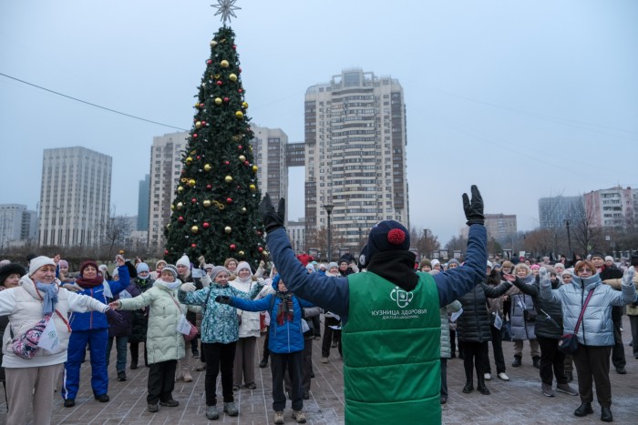 Предновогоднюю оздоровительную прогулку по тропам Битцевского леса организовали в ЮЗАО