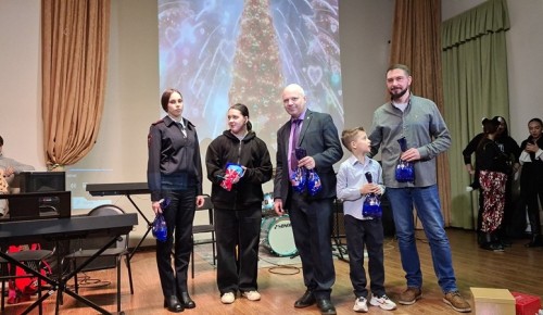 На Юго-Западе столицы стартовала Всероссийская акция «Полицейский Дед Мороз»