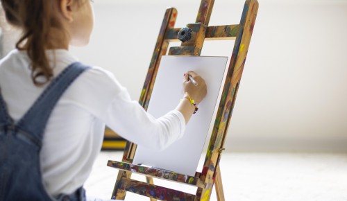 Юные художники ДШИ «Юность» представили выставку к Новому году