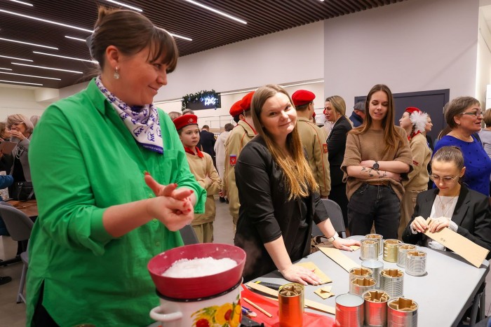 В Черемушках открылась мастерская по изготовлению маскировочных сетей для военных