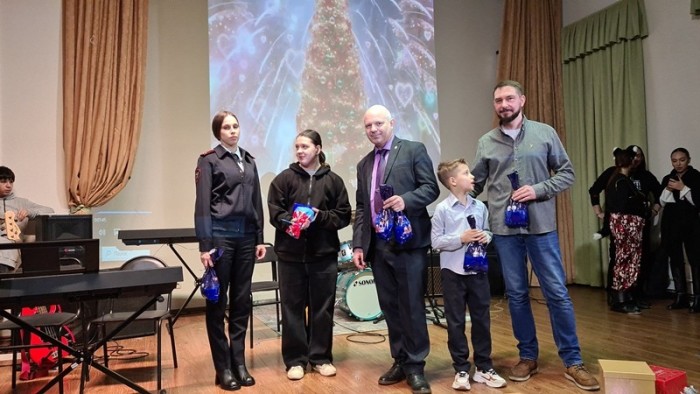 На Юго-Западе столицы стартовала Всероссийская акция «Полицейский Дед Мороз»