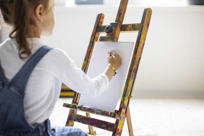 Юные художники ДШИ «Юность» представили выставку к Новому году