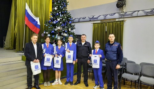 В ЮЗАО столицы инспекторы ДПС поблагодарили наставников юидовцев школы № 2114 за помощь