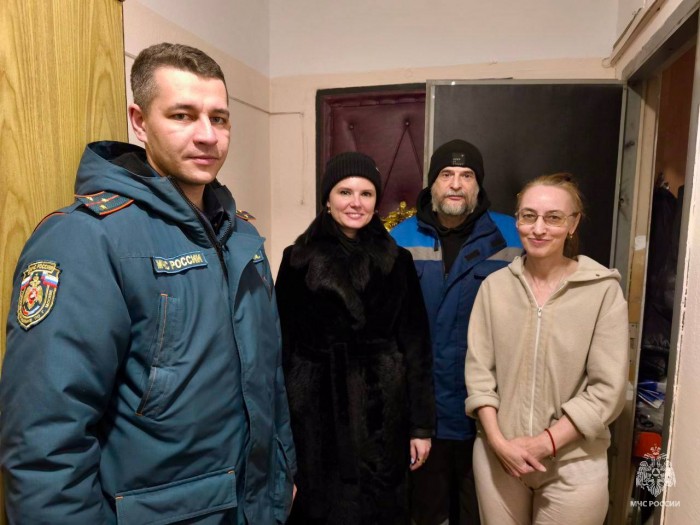 На Новочерёмушкинской улице прошла важная акция по установке пожарных извещателей в многоквартирных домах для многодетных и малоимущих семей