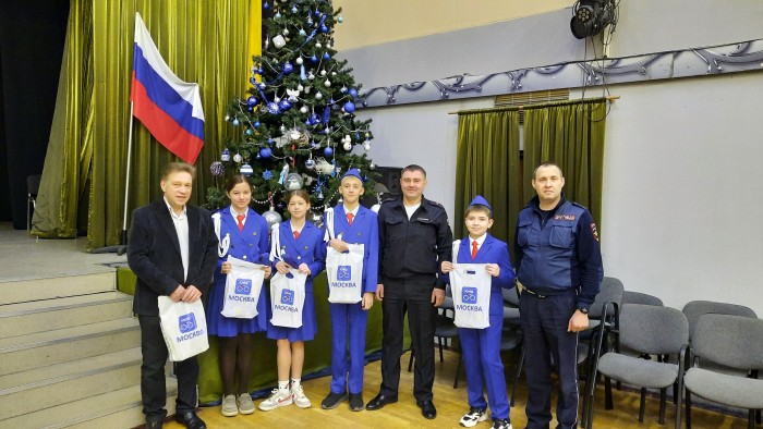 В ЮЗАО столицы инспекторы ДПС поблагодарили наставников юидовцев школы № 2114 за помощь