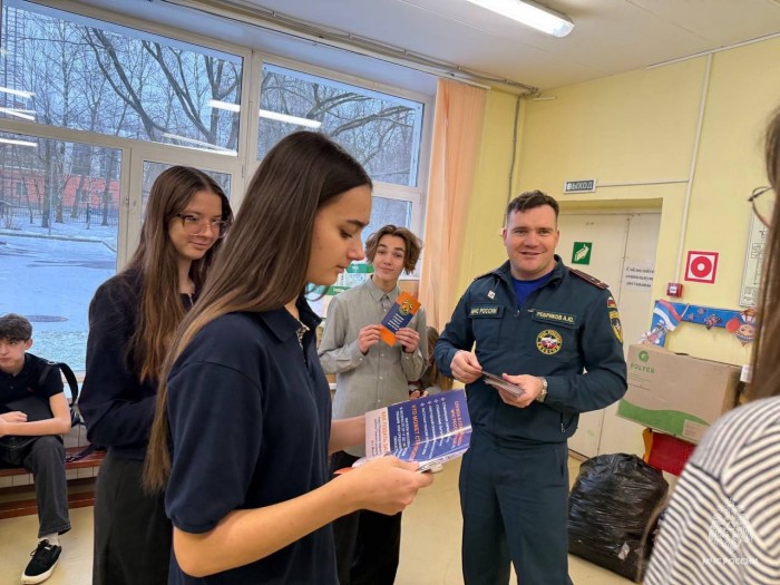 Сотрудники 1 РОНПР Управления по ЮЗАО ГУ МЧС России по городу Москве провели профориентационные занятия общеобразовательных школах