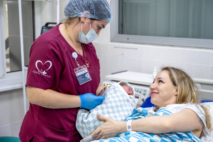 Схватки вместо шампанского: акушеры перинатального центра рассказали о работе в новогоднюю ночь