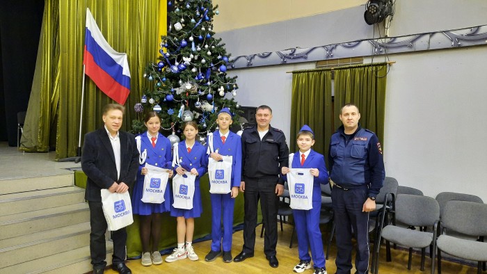 В ЮЗАО столицы инспекторы ДПС поблагодарили наставников юидовцев школы № 2114 за помощь