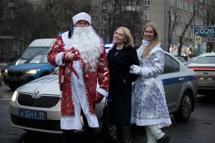 Госавтоинспекторы УВД по ЮЗАО г. Москвы при участии Общественного совета поздравили автолюбителей и их юных пассажиров с наступающим Новым Годом