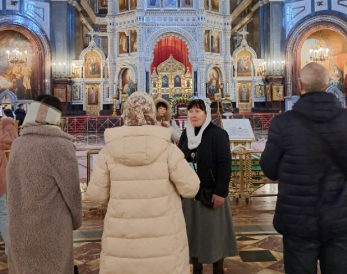 Молодёжь из Котловки посетила храм Христа Спасителя