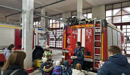 В рамках общегородской акции "День без турникетов" пожарно-спасательные части Москвы открыли свои двери для посетителей