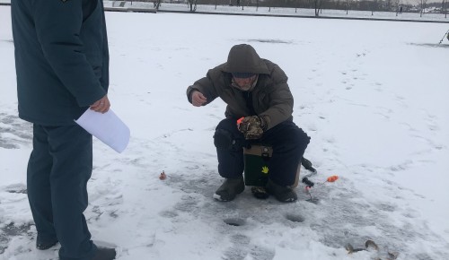 Главное управление МЧС по Москве напоминает о мерах предосторожности во время подледной рыбалки