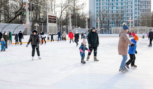 Кататься бесплатно: 25 ледовых площадок города ждут москвичей до конца зимы