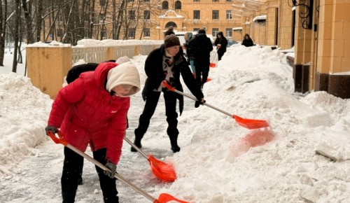 В Гагаринском районе провели субботник по уборке снега