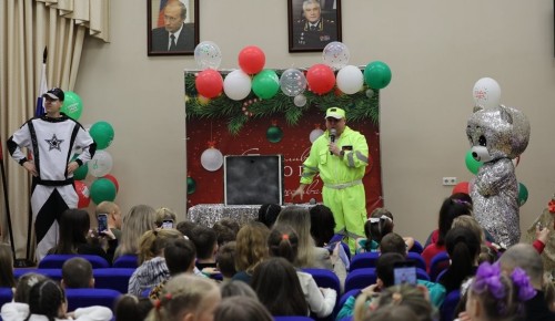 В актовом зале УВД по ЮЗАО в рамках акции «Полицейский Дед Мороз» для детей сотрудников организовали новогодний праздник
