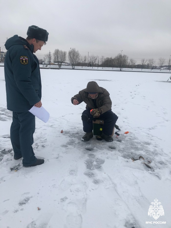 Главное управление МЧС по Москве напоминает о мерах предосторожности во время подледной рыбалки